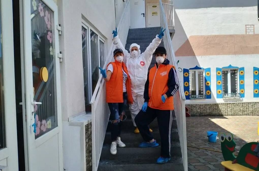 Волонтёр в Туапсе очищает город от нефтепродуктов