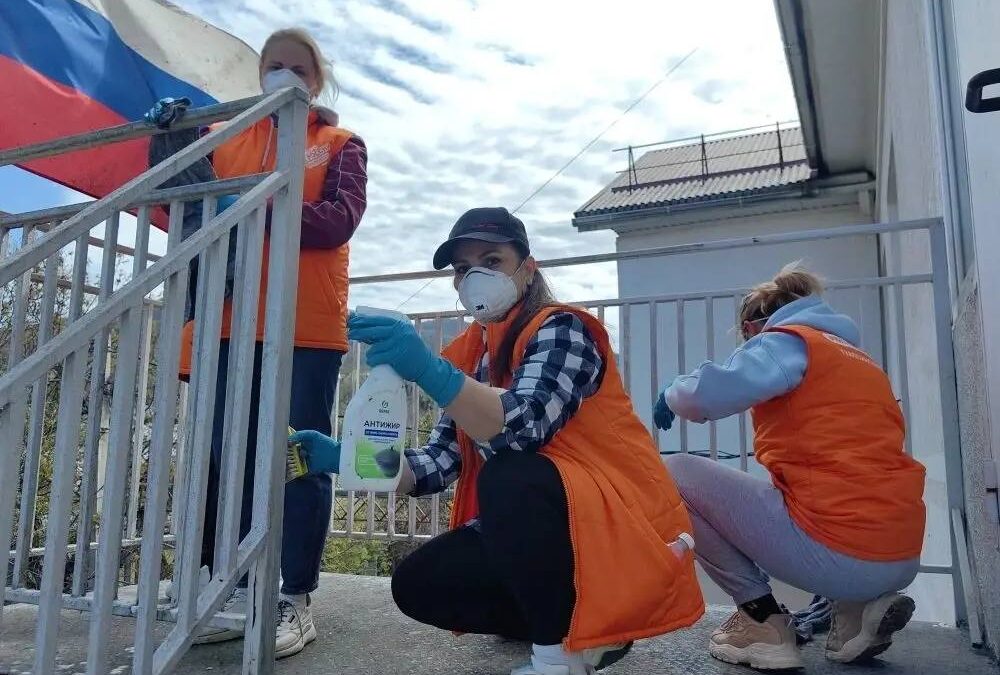 Волонтёр в Туапсе очищает город от нефтепродуктов