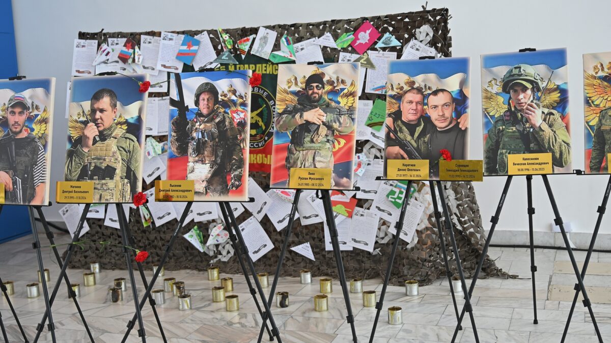 В Волгоградской филармонии открылась выставка в память о героях-защитниках — участниках СВО