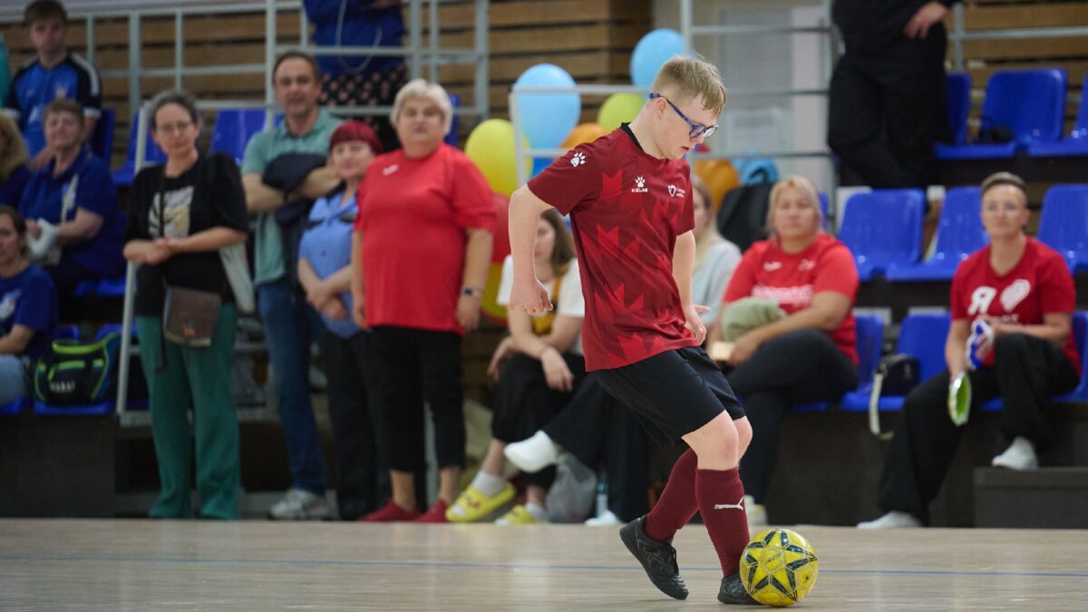 Футболист с синдромом Дауна играет в московской команде