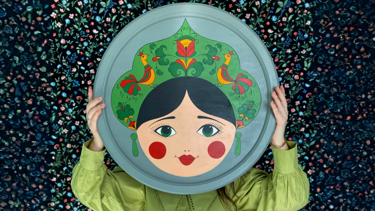 «Не боюсь выйти за традиционные рамки»: мама двоих детей в декрете возрождает русскую матрёшку