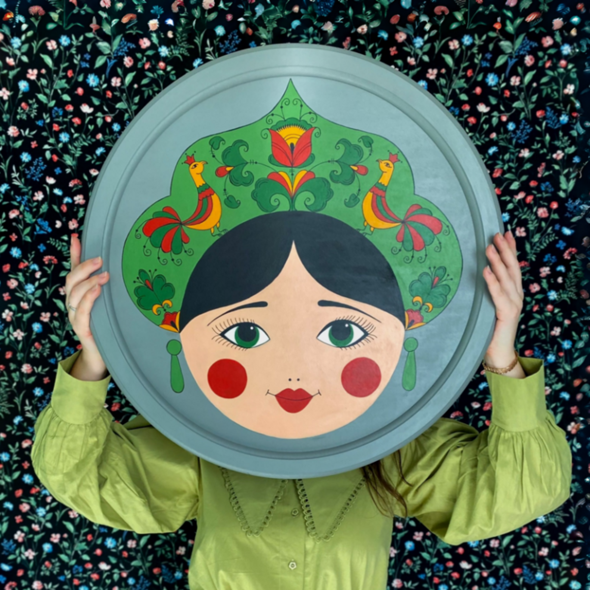 Ленинградская художница создаёт современных русских матрёшек