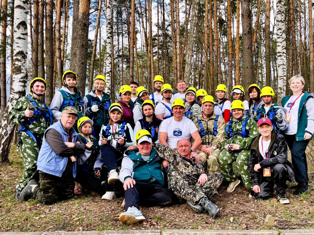 Команда старших Робинзонов училась вязать узлы и проходить полосу препятствий