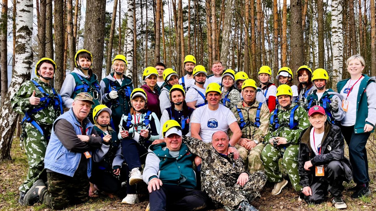 Команда старших Робинзонов училась вязать узлы и проходить полосу препятствий