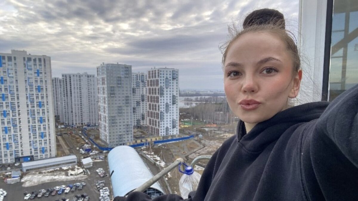 «Каждое утро желаю крану хорошего дня»: жительница Урала стала крановщицей и завела блог