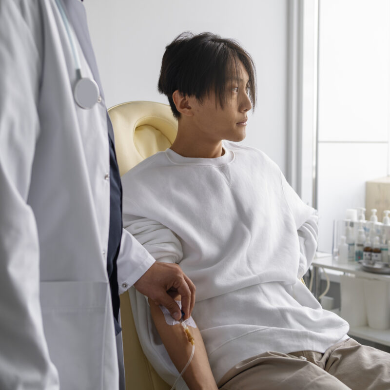 Почётный донор в 2026 году: выплаты, льготы и как получить звание