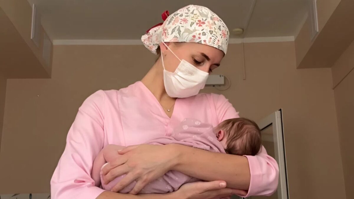 «Ласково называем Малышок и Голубоглазка»: дефектолог стала няней для отказников в больнице