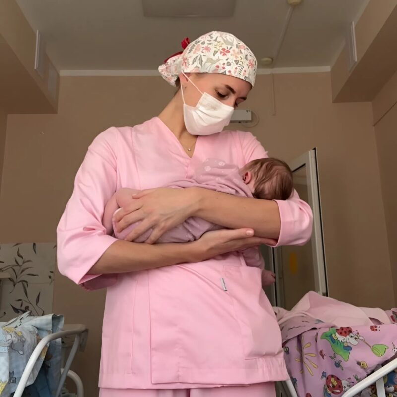 «Ласково называем Малышок и Голубоглазка»: дефектолог стала няней для отказников в больнице