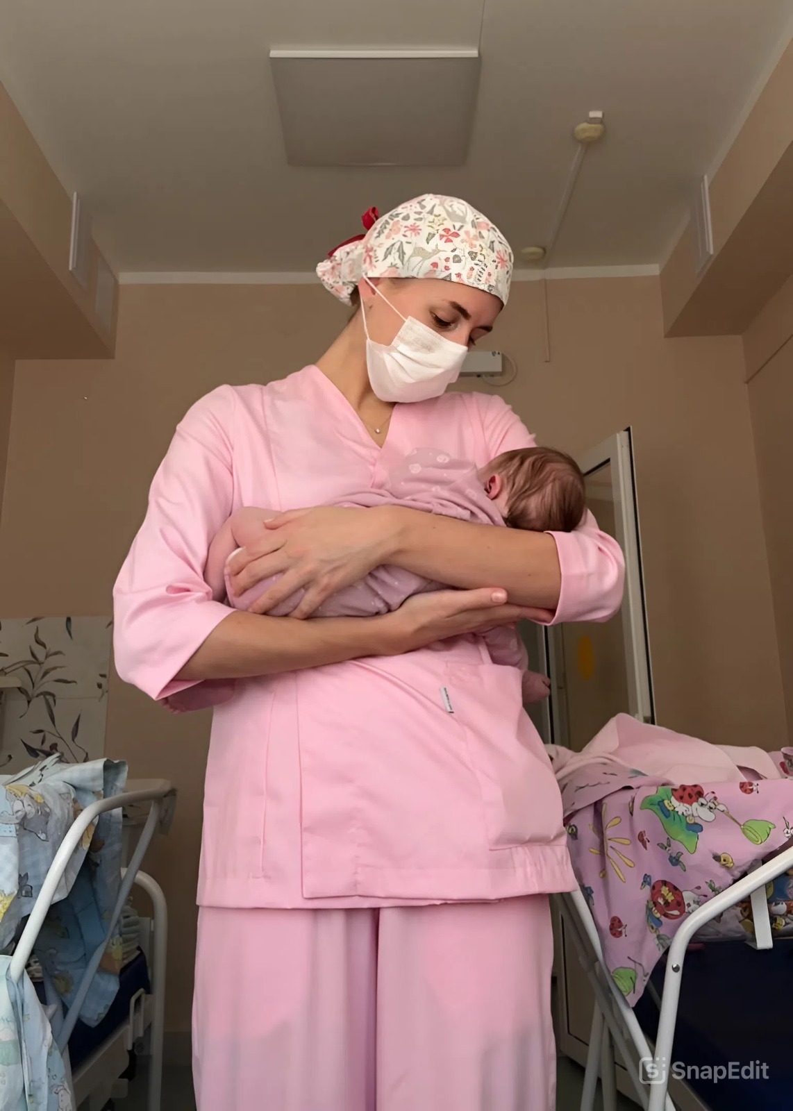 «Ласково называем Малышок и Голубоглазка»: дефектолог стала няней для отказников в больнице