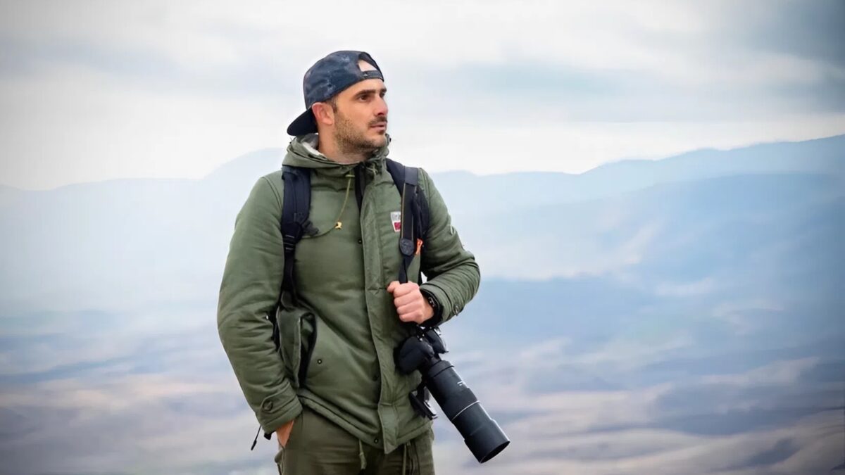 «Настоящий птичий нянь»: судовой повар подкармливает пернатых, измождённых перелётом