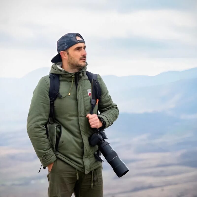 «Настоящий птичий нянь»: судовой повар подкармливает пернатых, измождённых перелётом