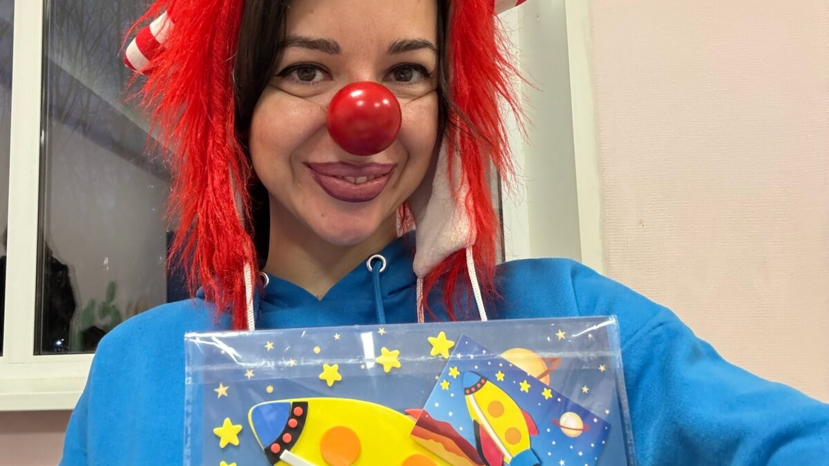 Смех, который лечит: один день с клоуном Луной в детской больнице