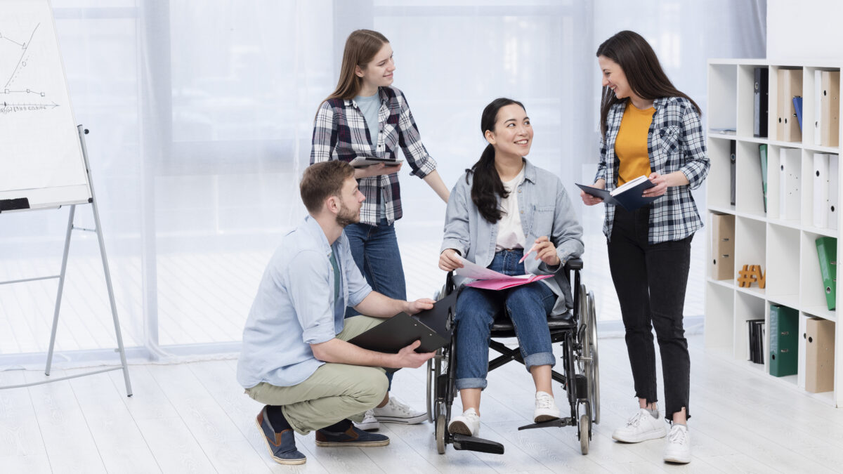 Что такое инклюзивное волонтёрство и как начать помогать людям с ОВЗ? Типы, цели, примеры