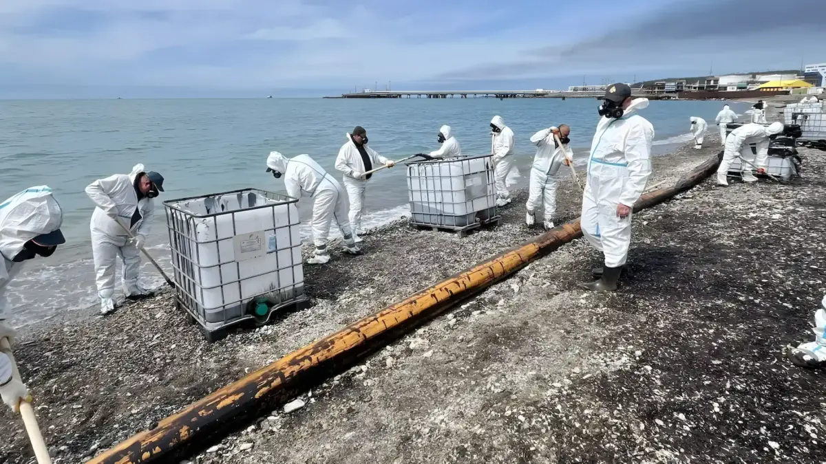 Пожар на НПЗ потушили, водолазы исследуют дно: последние новости о разливе нефти в Туапсе
