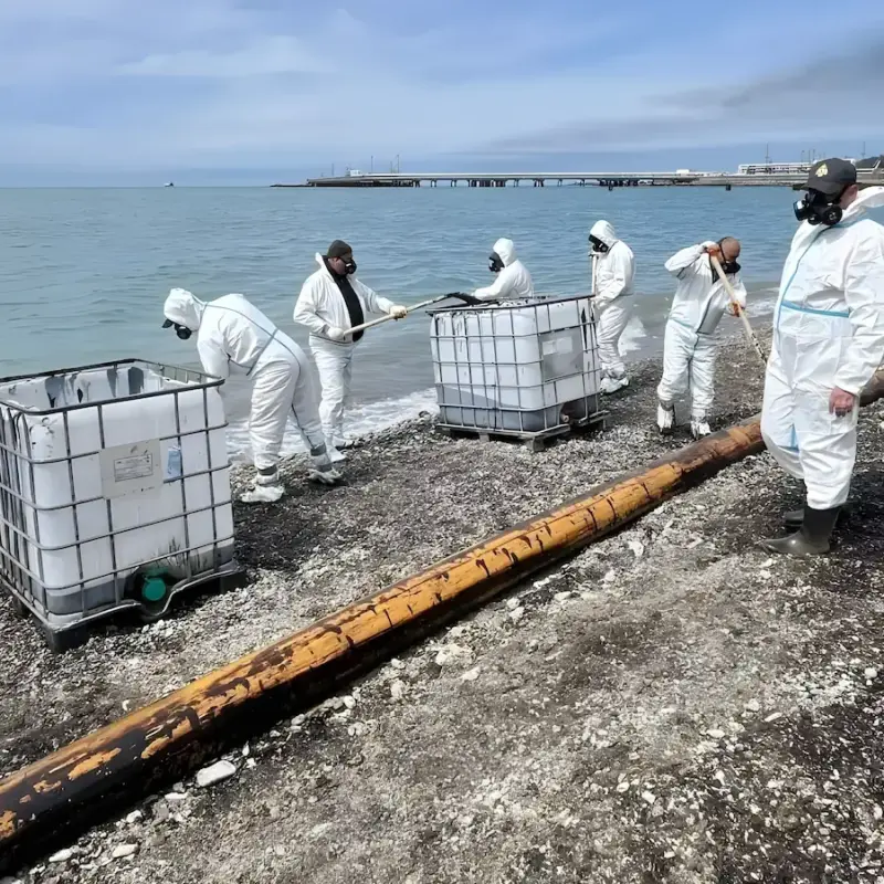 Пожар на НПЗ потушили, водолазы исследуют дно: последние новости о разливе нефти в Туапсе