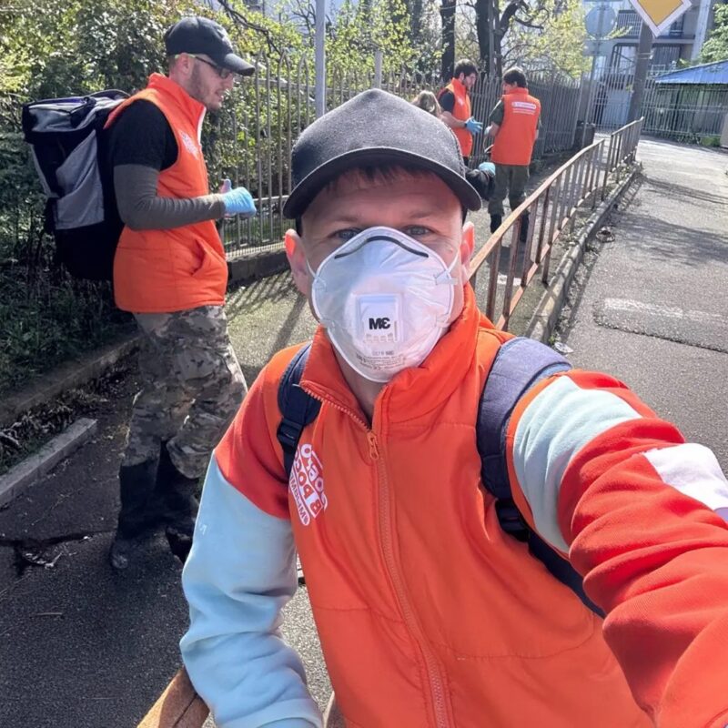 Волонтёр в Туапсе очищает город от нефтепродуктов