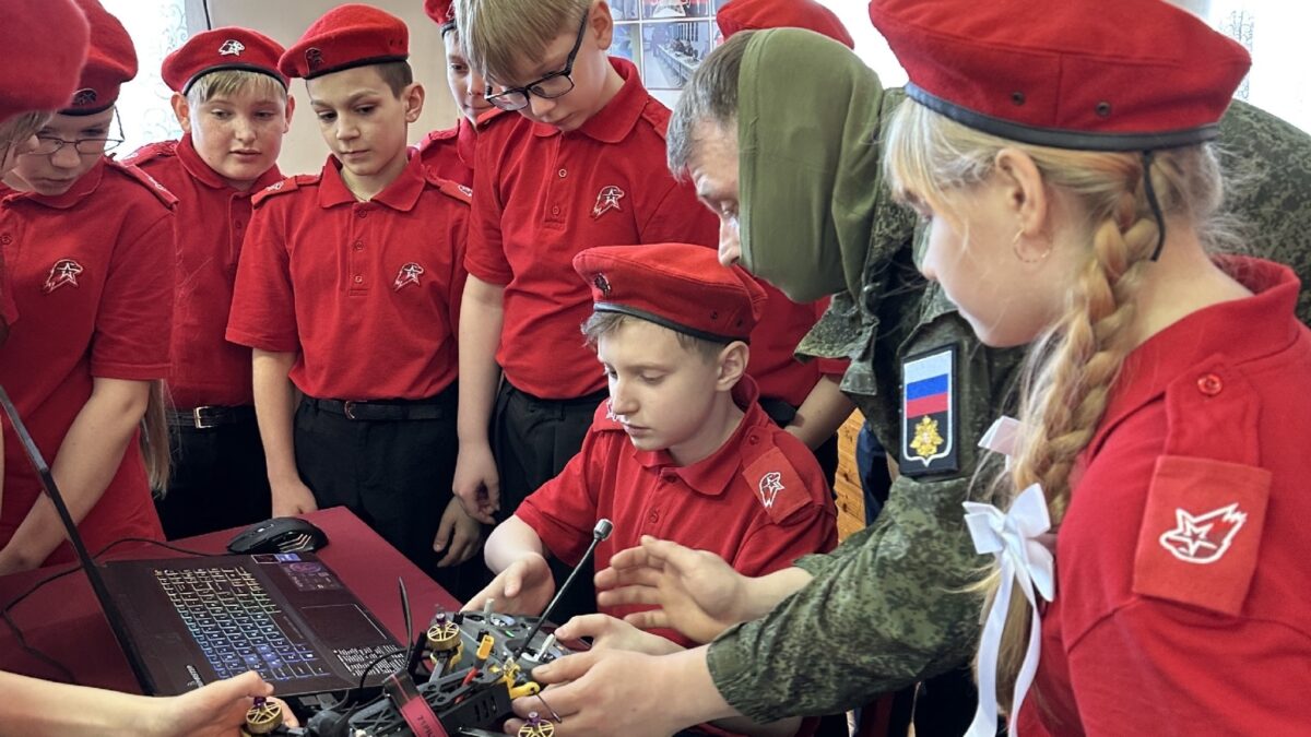 Встреча с героем: юнармейцы осваивают дроны под руководством участника СВО