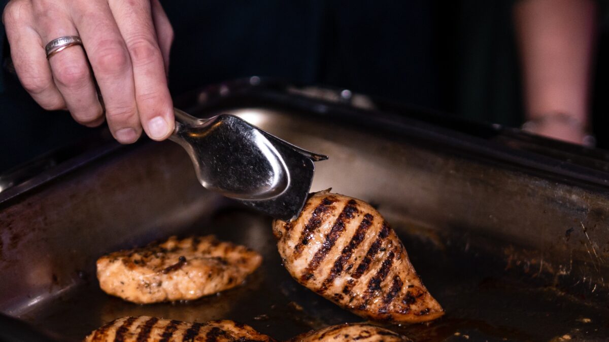 Пауза перед тем, как помочь