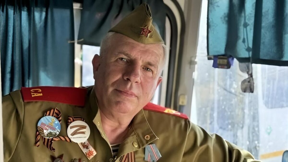 «А люди тихонько подпевают»: водитель украсил рейсовый автобус к 9 Мая, чтобы порадовать земляков