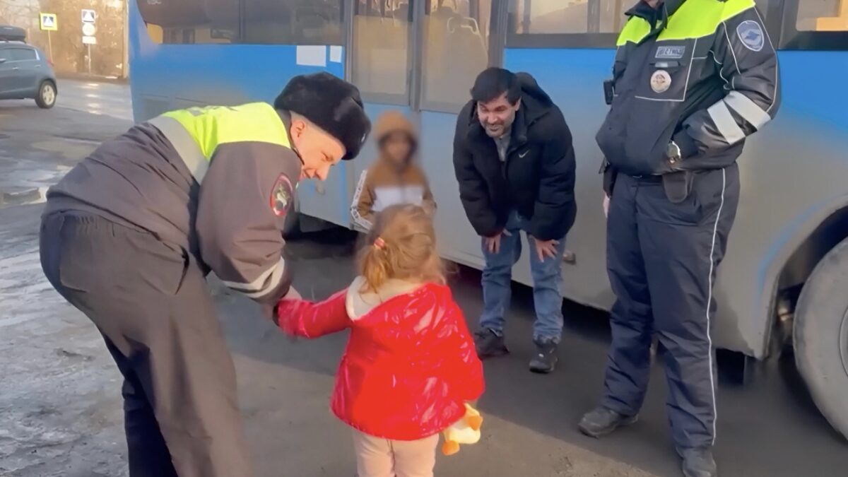 «Предложила пойти ко мне в автобус»: водитель спасла четырёхлетнюю девочку с обочины дороги