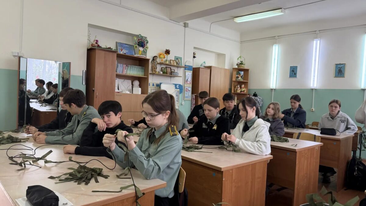 » Помогаторы» Сегодня в СОШ №233 вместе с 8-А классом мы делали заготовки…