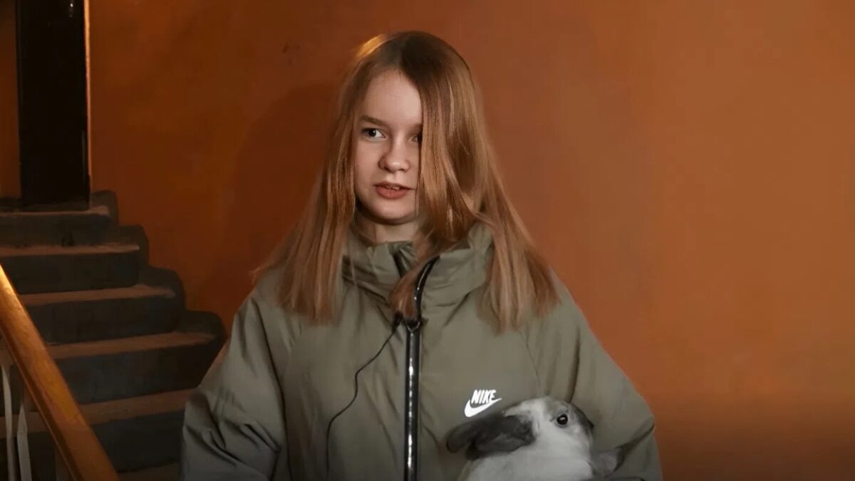 «Сразу вспомнила про кролика»: полицейские спасли пятиклассницу, которая не бросила питомца в пожаре