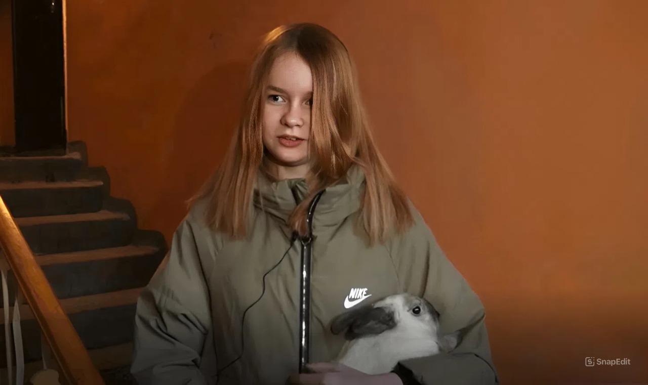 «Сразу вспомнила про кролика»: полицейские спасли пятиклассницу, которая не бросила питомца в пожаре