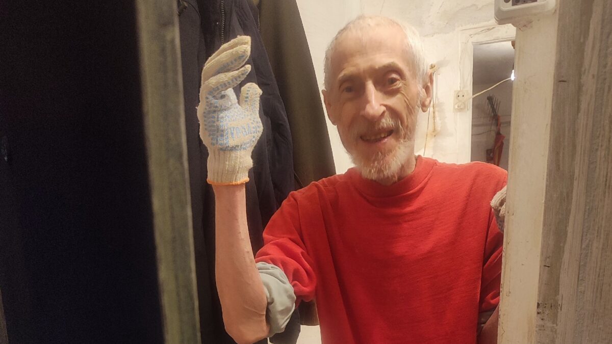 «Три дня лежал без еды и воды»: волонтёры спасли одинокого пенсионера, сломавшего дома бедро