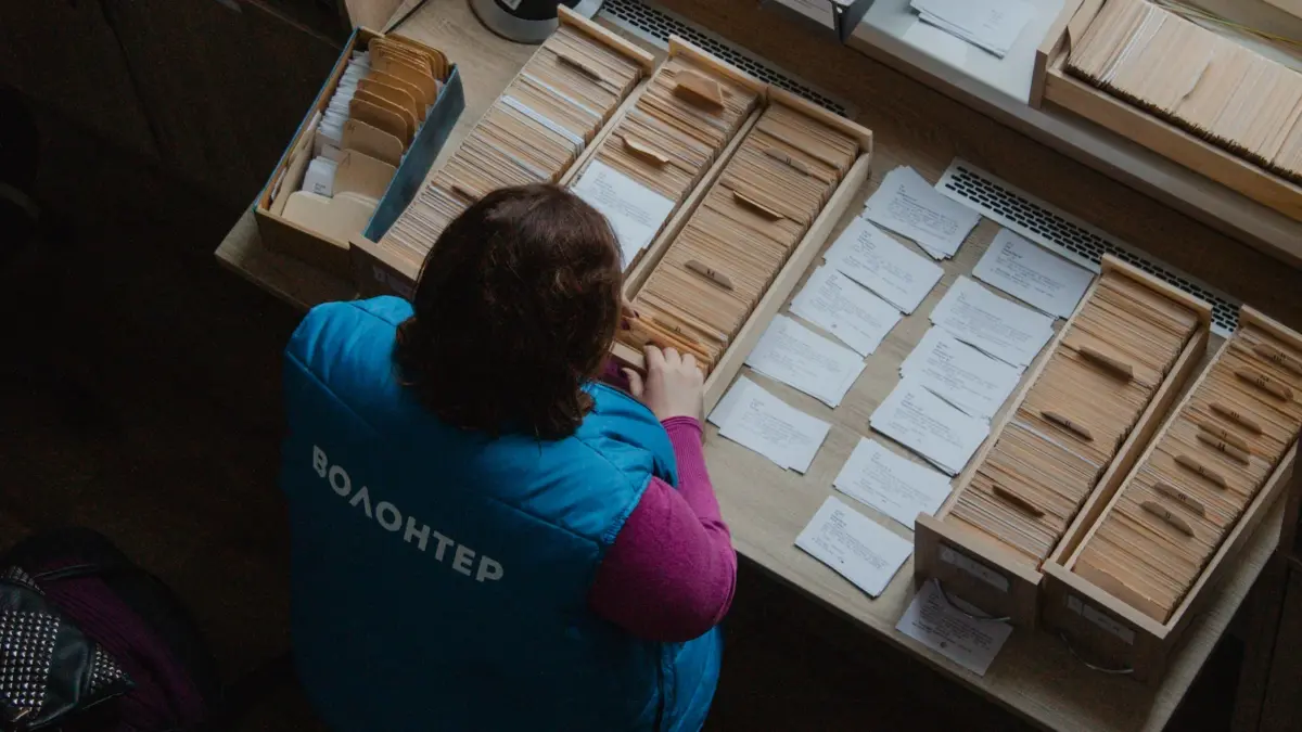 Дадут поработать с артефактами и отправят в экспедицию: зачем музеям волонтёры и где нужна помощь