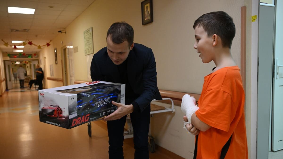 «Под градом из стекла»: как благотворительный фонд помогает детям, пострадавшим от обстрелов…