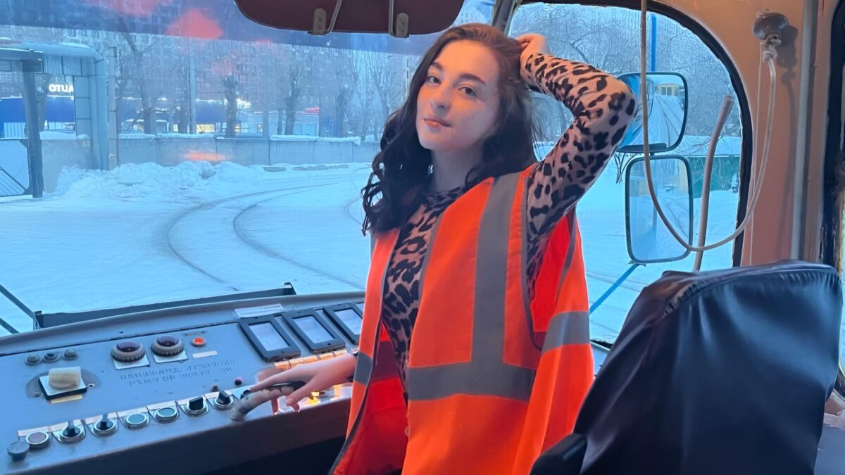 «Трамвай – это по любви»: 21-летняя жительница Урала исполнила детскую мечту и стала вагоновожатой