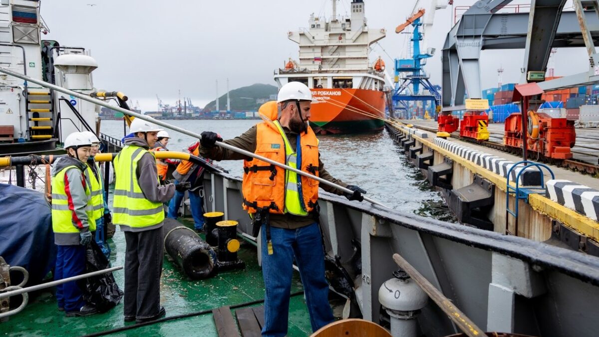 Волонтеры FESCO очистили акваторию Золотого Рога у ВМТП