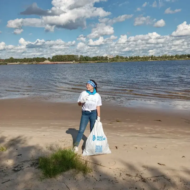 «Атмосфера пионерского лагеря с пользой»: как волонтёры «Росводоканала» очищают водоёмы Архангельска