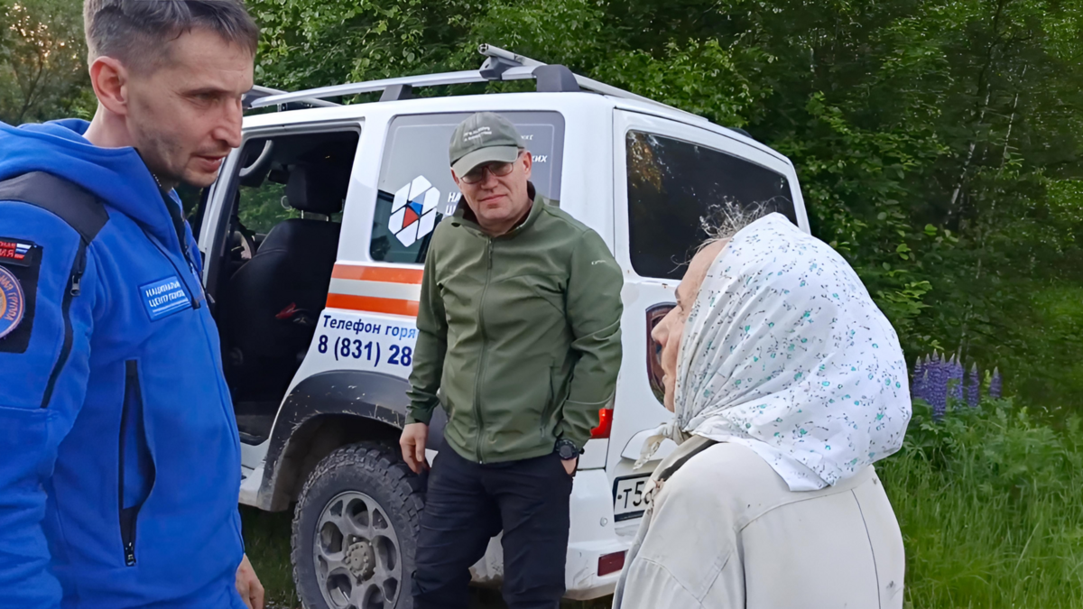 «Бабушка находилась в своей реальности»: волонтёры вывели из леса пенсионерку с деменцией