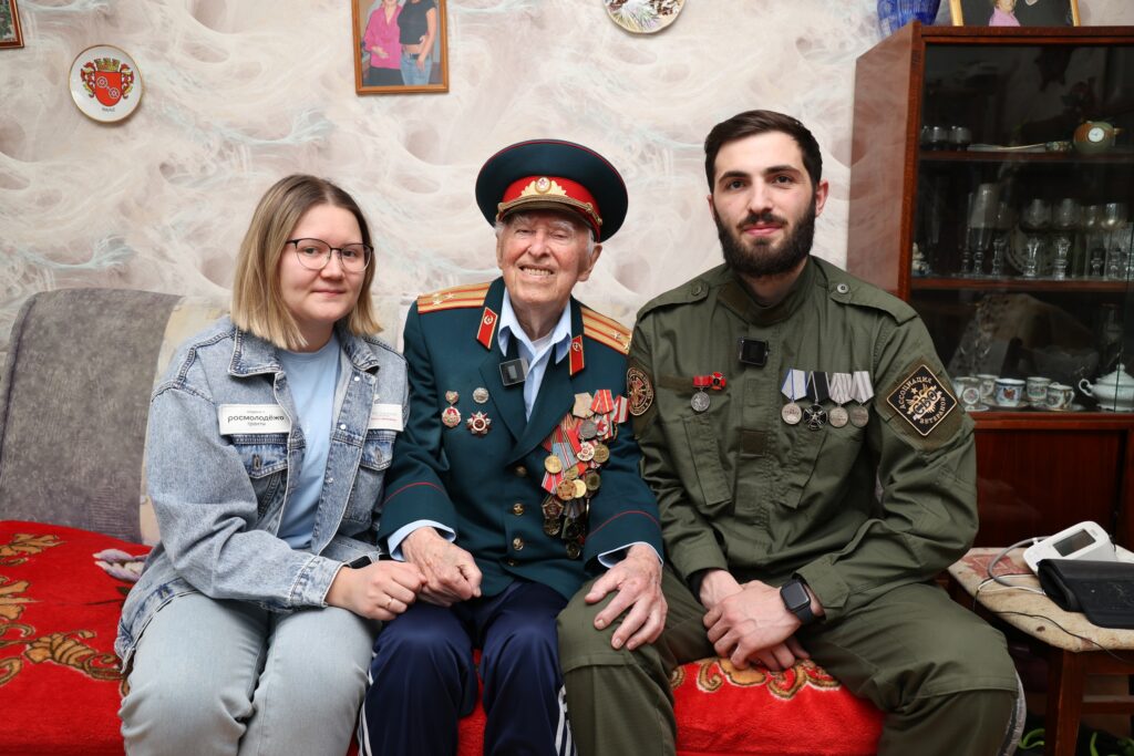 Операция «Дед Мороз»: волонтёры развозят новогодние подарки 120 ветеранам Санкт-Петербурга