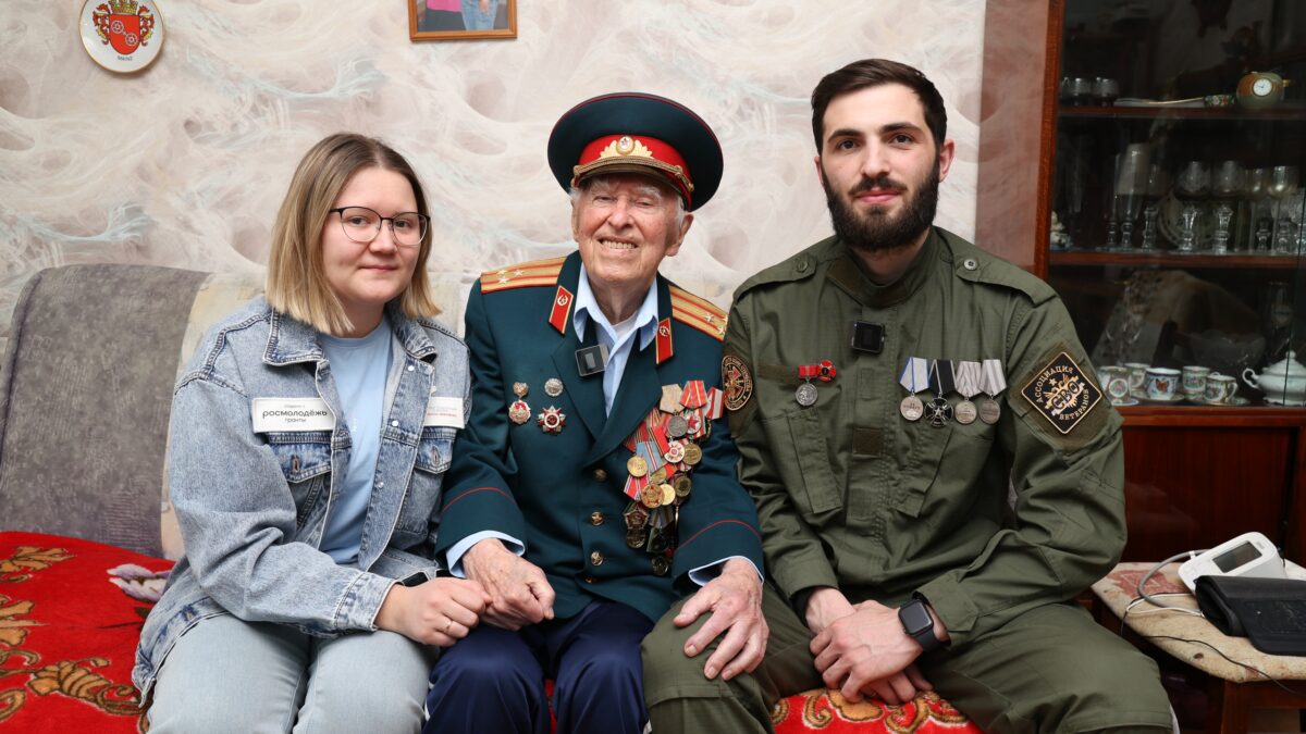 Операция «Дед Мороз»: волонтёры развозят новогодние подарки 120 ветеранам Санкт-Петербурга