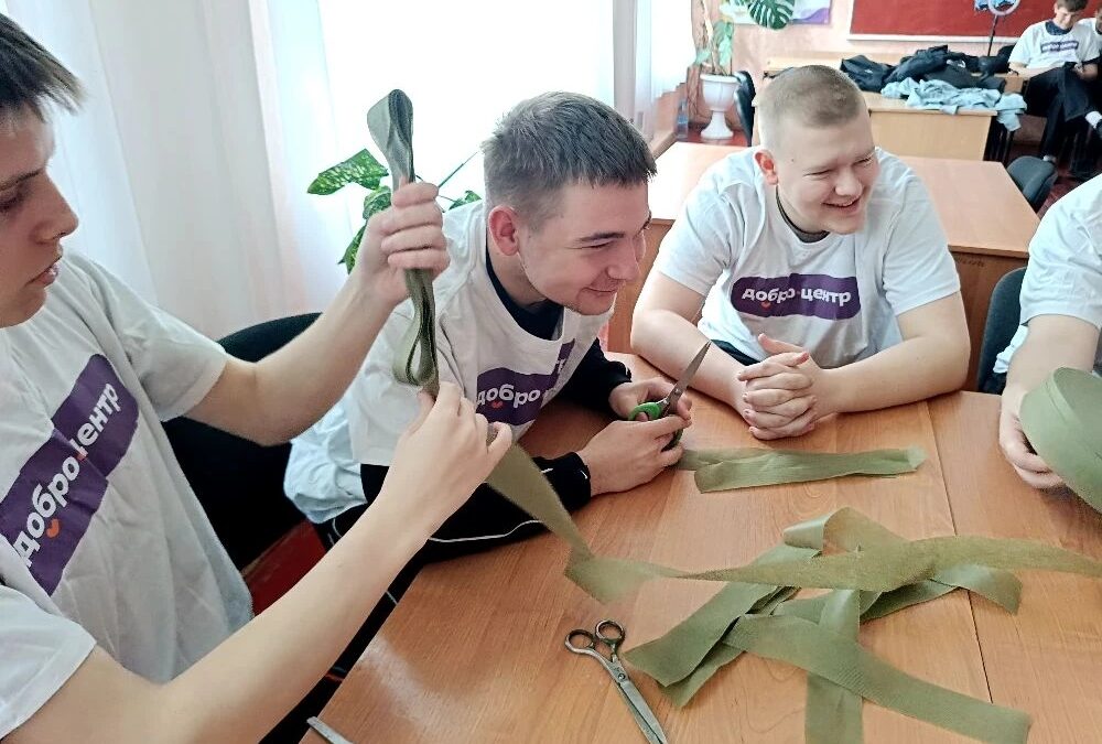 На линии заботы: в Ровеньках прошёл мастер-класс по плетению маскировочных сетей