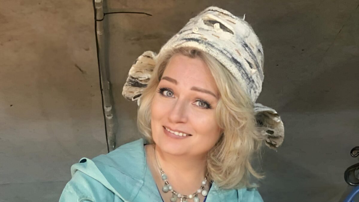 «Находка для фотосессий»: сибирячка валяет из войлока забавные банные шапки, похожие на лесные пни