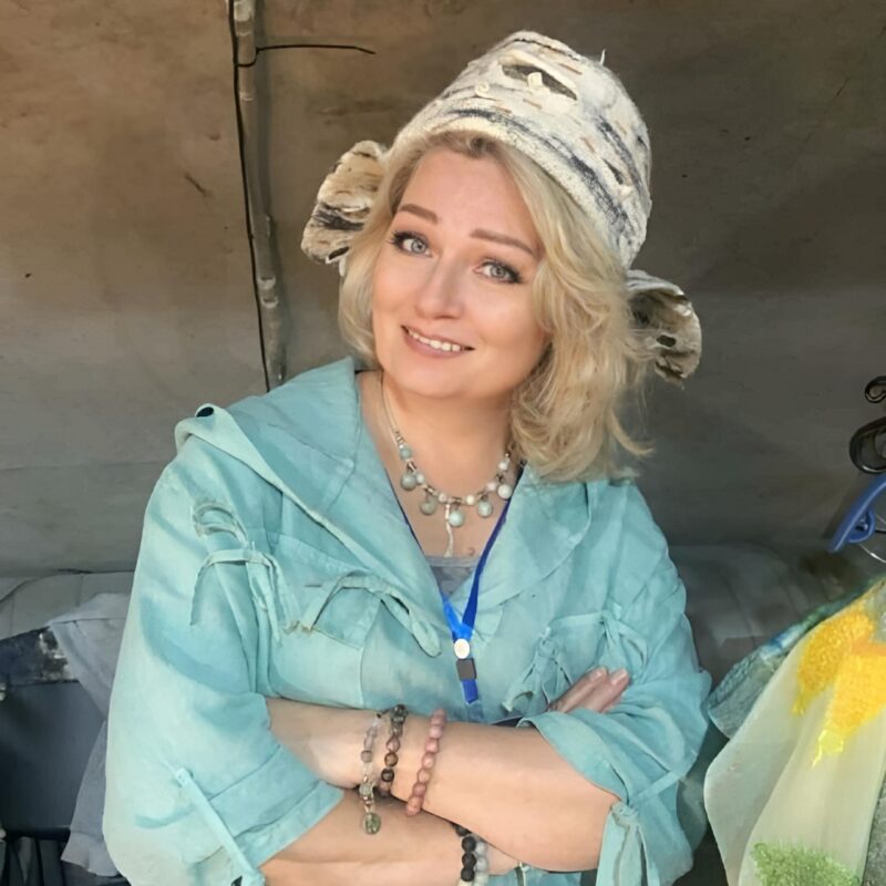 Мастерица создаёт забавные шапки для бани из войлока