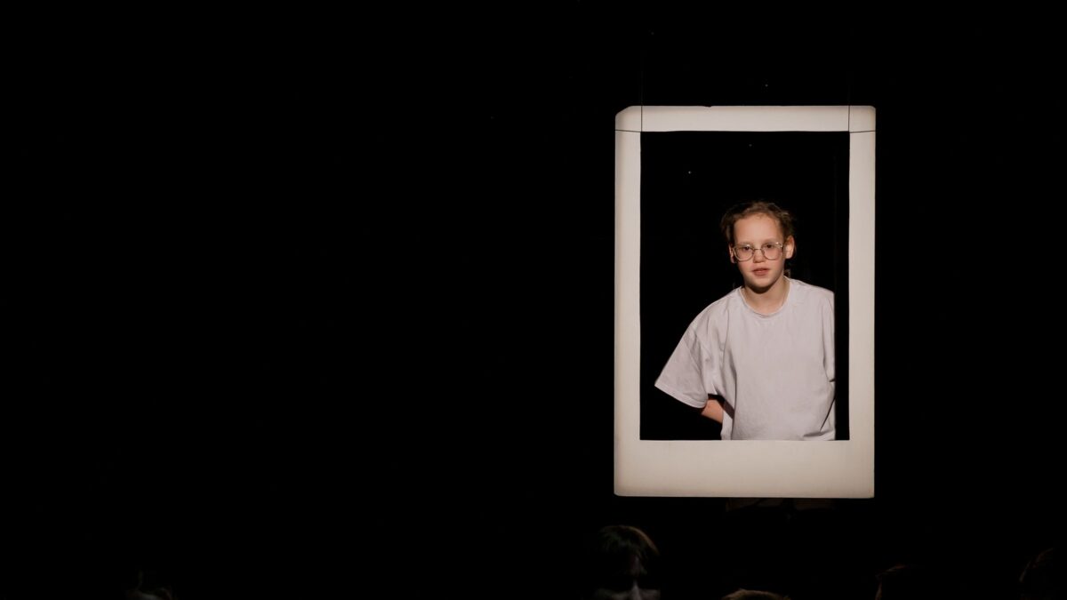 «Фотография, на которой меня нет»: спектакль как пусть к исцелению.