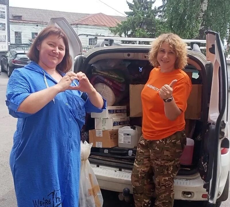 Волонтёр #МЫВМЕСТЕ всей семьёй помогает переселенцам в Судже