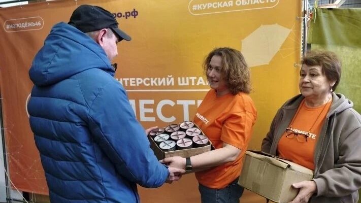 Волонтёр #МЫВМЕСТЕ всей семьёй помогает переселенцам в Судже