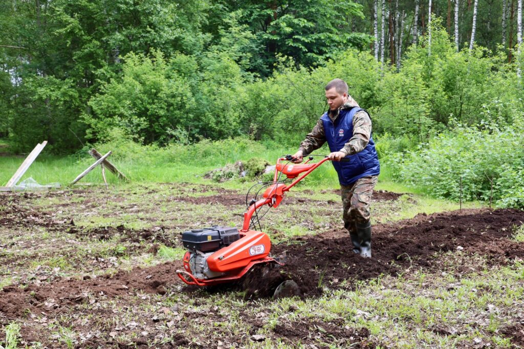 «Не возьмете – не выпущу с участка»: волонтёры помогают ветерану ВОВ готовить огород под картошку