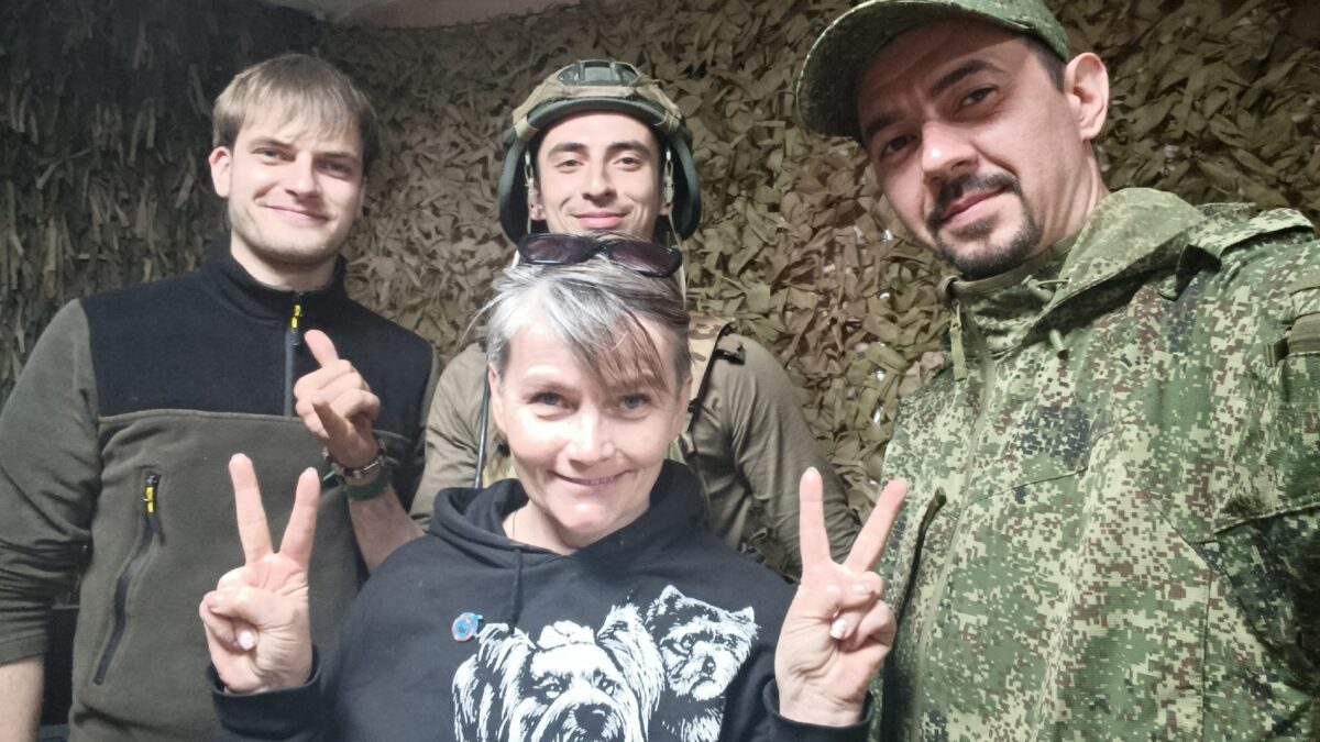 «Чтобы выжить, машину с грузом укрывали сетями»: как волонтёр из ХМАО 27 раз в одиночку возила…