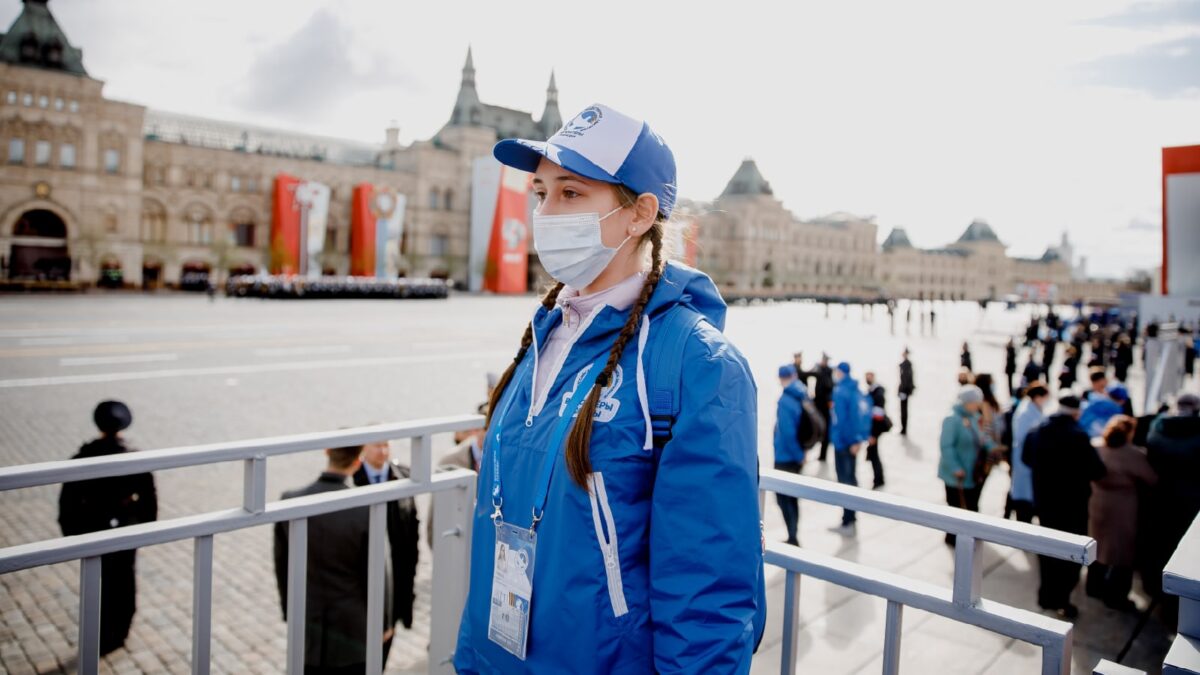 Алина Ковалева помогает волонтёрам на АЗС в Ростове