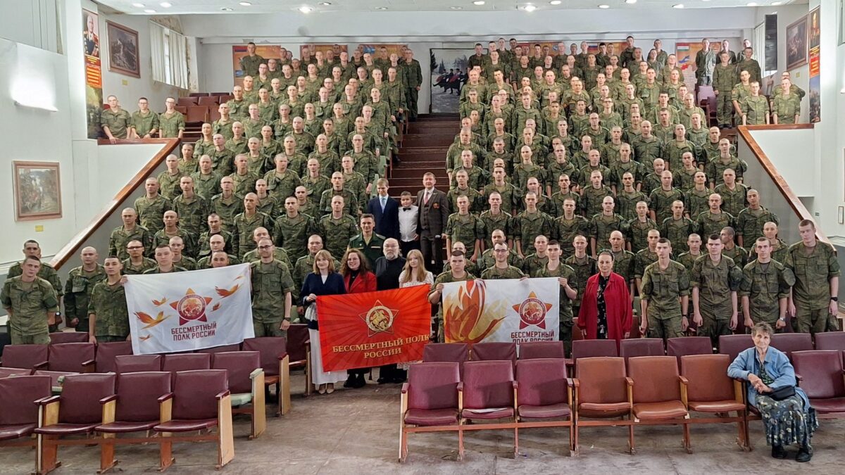 «Мы русские!»: праздничный концерт для военнослужащих в 32 военном городке