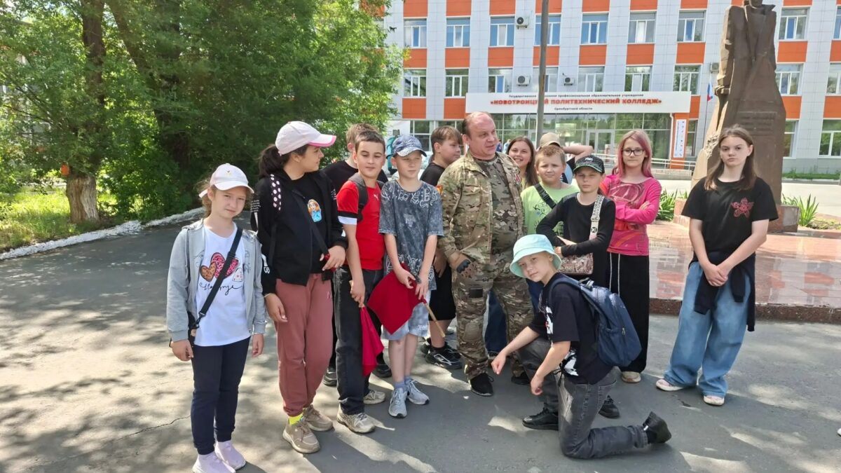 Связь поколений и тыл: воспитанники «Казачка» встретились с героем СВО