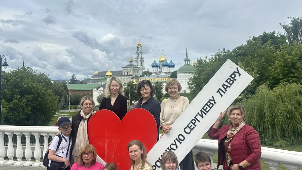 Паломническая поездка в Лавру: 12 человек — как Апостолы