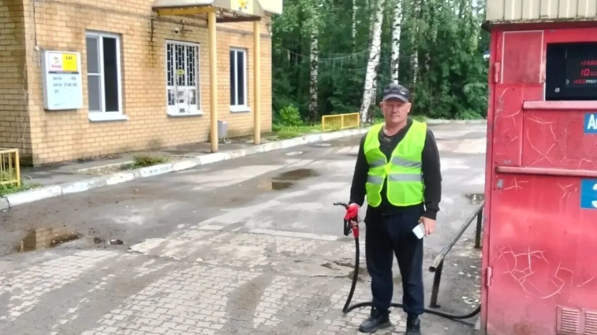 Добровольцы в желтых жилетах: кто помогает водителям на заправках в период топливного ажиотажа?