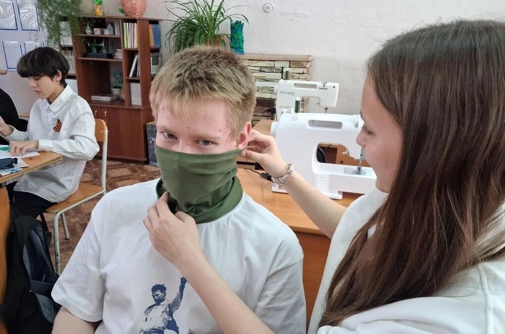 Волонтёры-школьники из Амурска шьют снуды для участников специальной военной операции